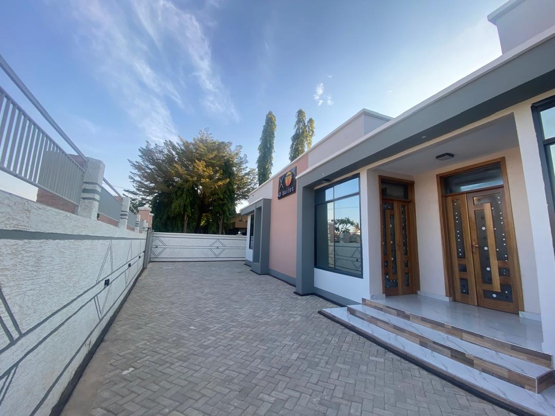 XoSuites Hotel Exterior